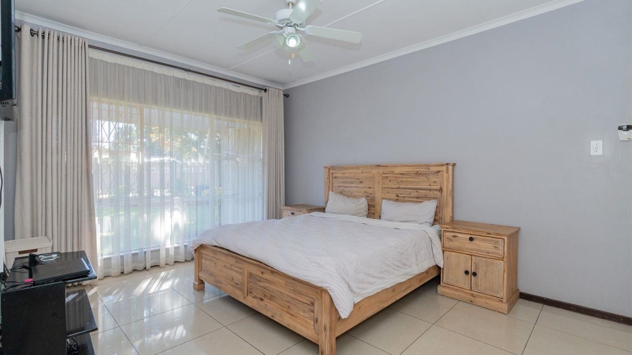 5 Bedroom Property for Sale in Glen Marais Gauteng