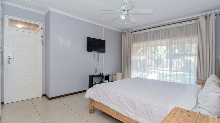 5 Bedroom Property for Sale in Glen Marais Gauteng