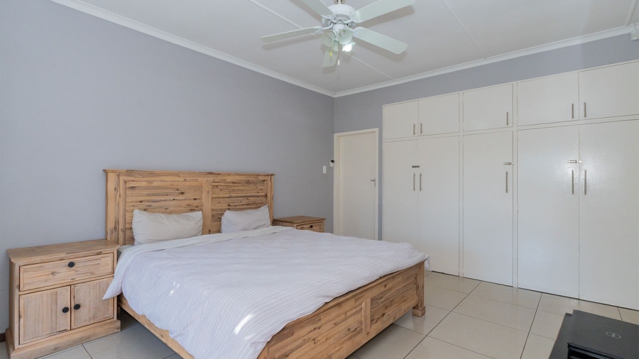 5 Bedroom Property for Sale in Glen Marais Gauteng