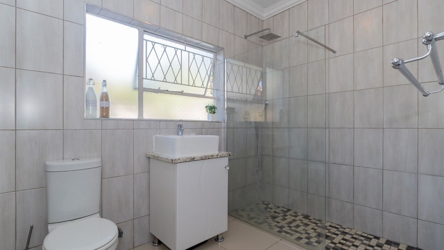 5 Bedroom Property for Sale in Glen Marais Gauteng