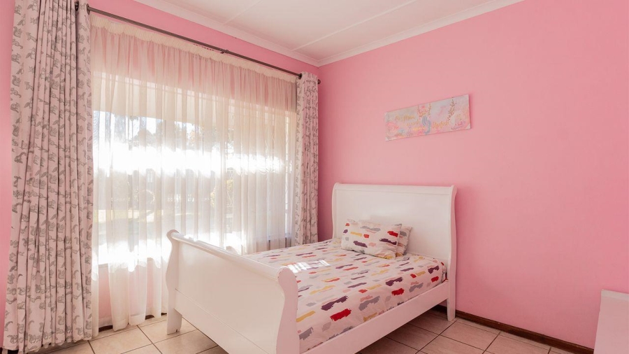 5 Bedroom Property for Sale in Glen Marais Gauteng