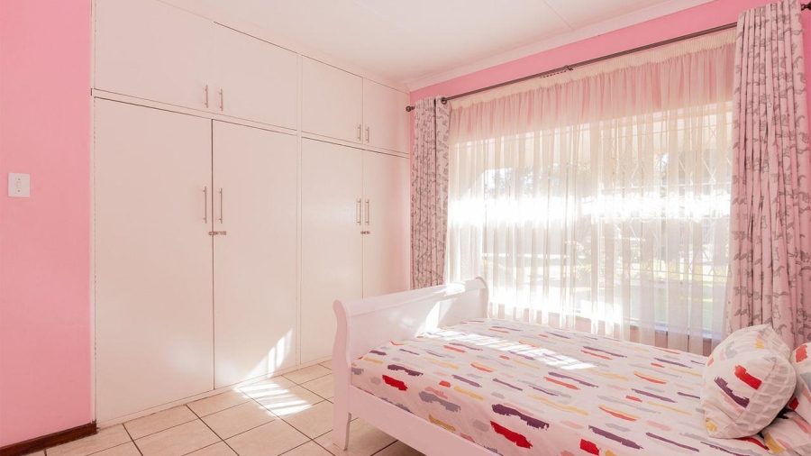 5 Bedroom Property for Sale in Glen Marais Gauteng