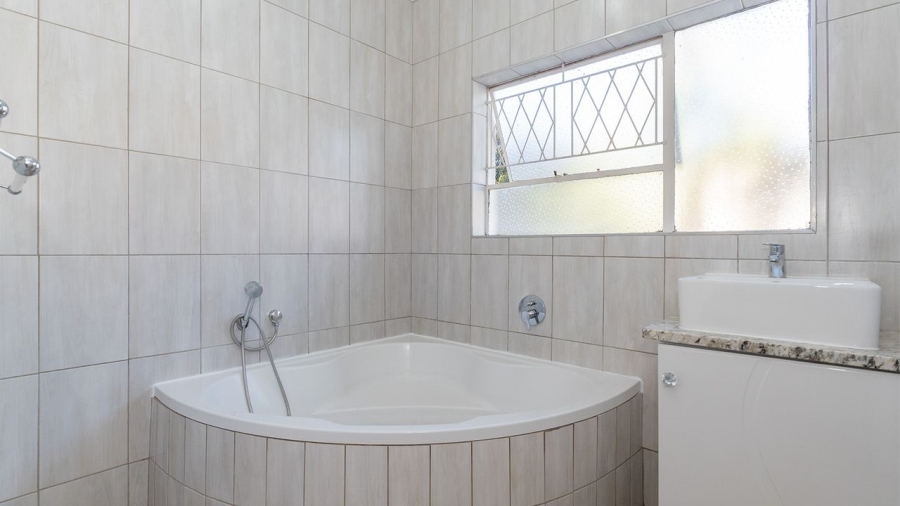 5 Bedroom Property for Sale in Glen Marais Gauteng