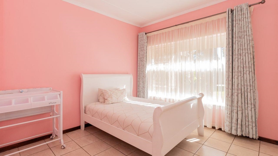 5 Bedroom Property for Sale in Glen Marais Gauteng