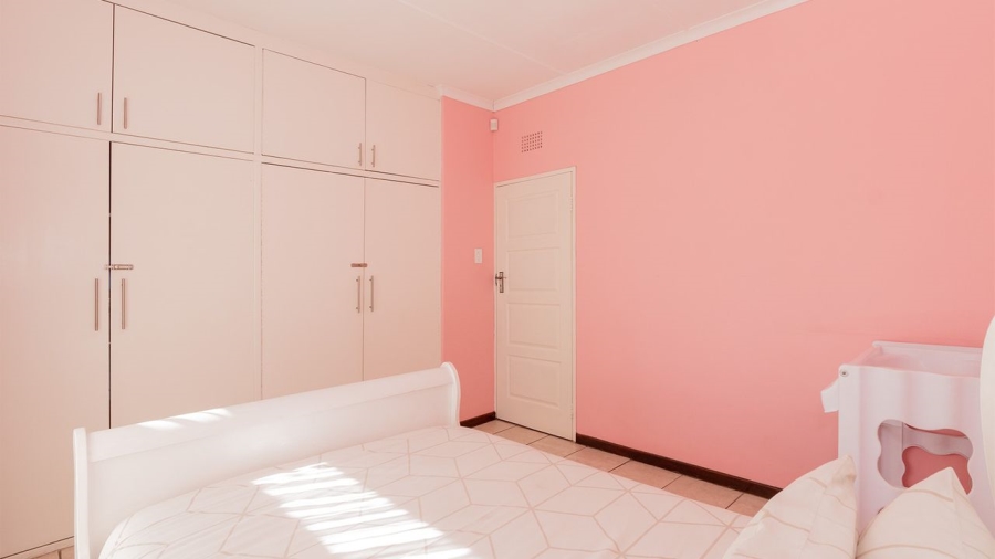 5 Bedroom Property for Sale in Glen Marais Gauteng