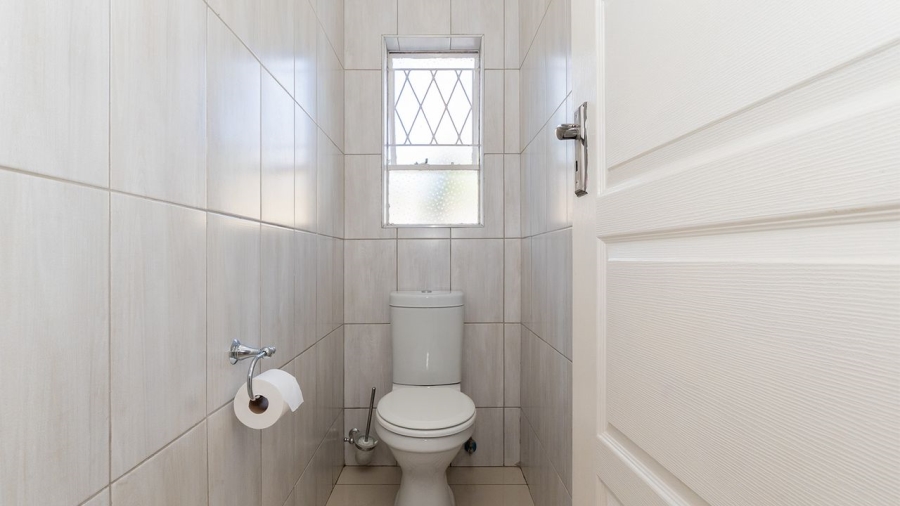 5 Bedroom Property for Sale in Glen Marais Gauteng