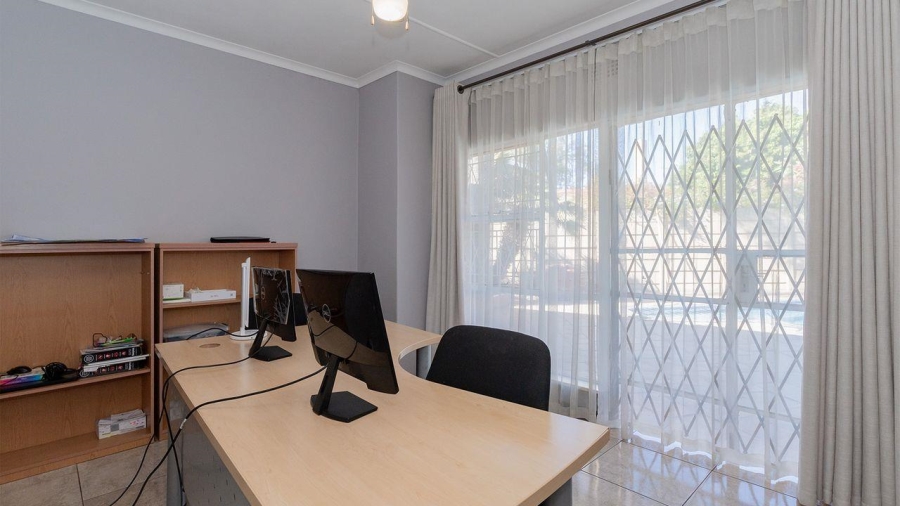 5 Bedroom Property for Sale in Glen Marais Gauteng