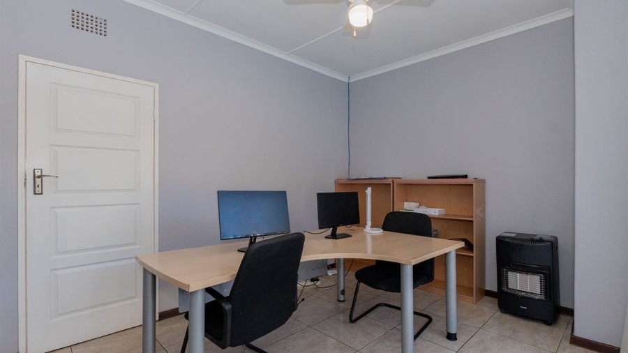 5 Bedroom Property for Sale in Glen Marais Gauteng