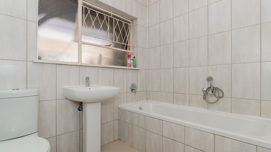 5 Bedroom Property for Sale in Glen Marais Gauteng