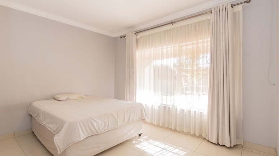 5 Bedroom Property for Sale in Glen Marais Gauteng