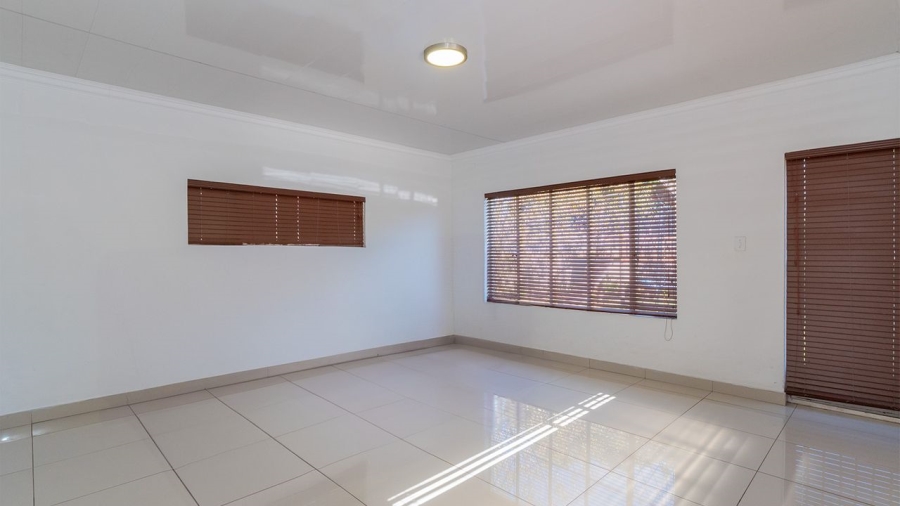 5 Bedroom Property for Sale in Glen Marais Gauteng
