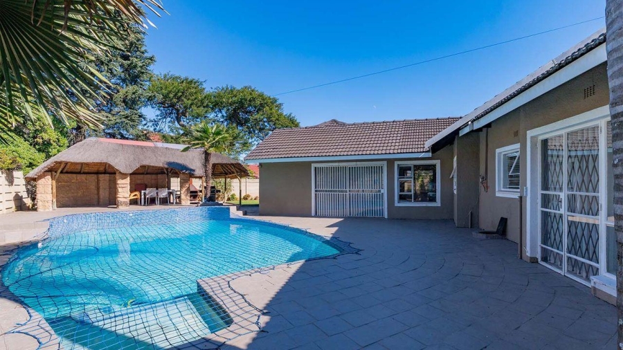 5 Bedroom Property for Sale in Glen Marais Gauteng