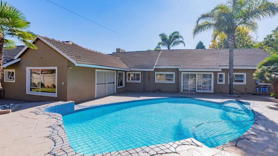 5 Bedroom Property for Sale in Glen Marais Gauteng