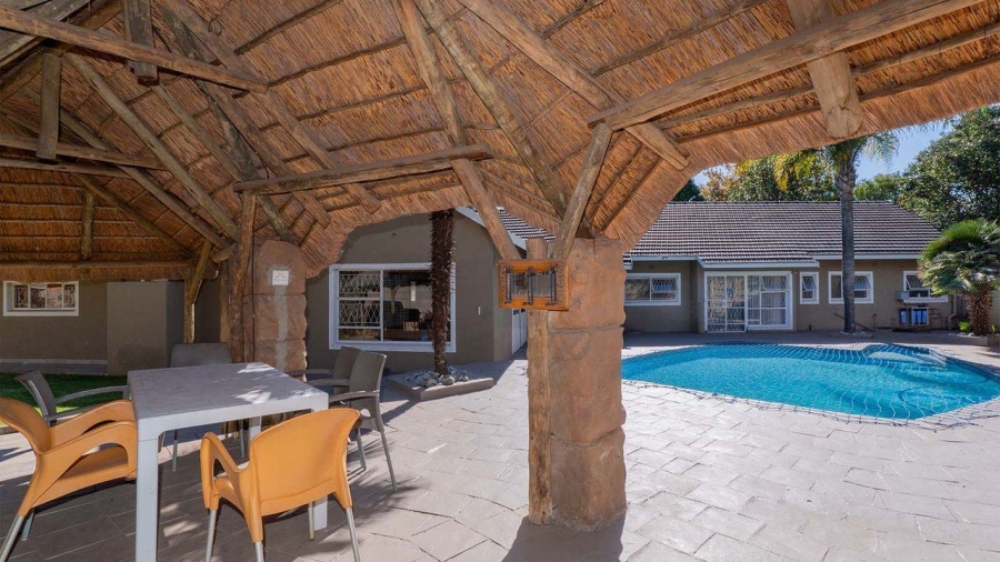 5 Bedroom Property for Sale in Glen Marais Gauteng