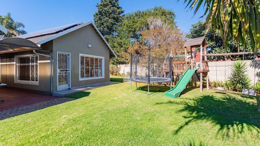 5 Bedroom Property for Sale in Glen Marais Gauteng