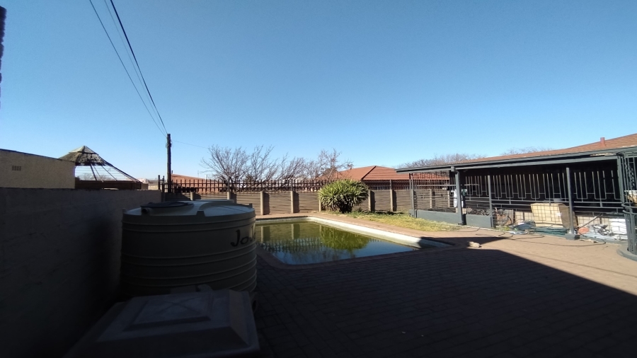 4 Bedroom Property for Sale in Vanderbijlpark CW 5 Gauteng