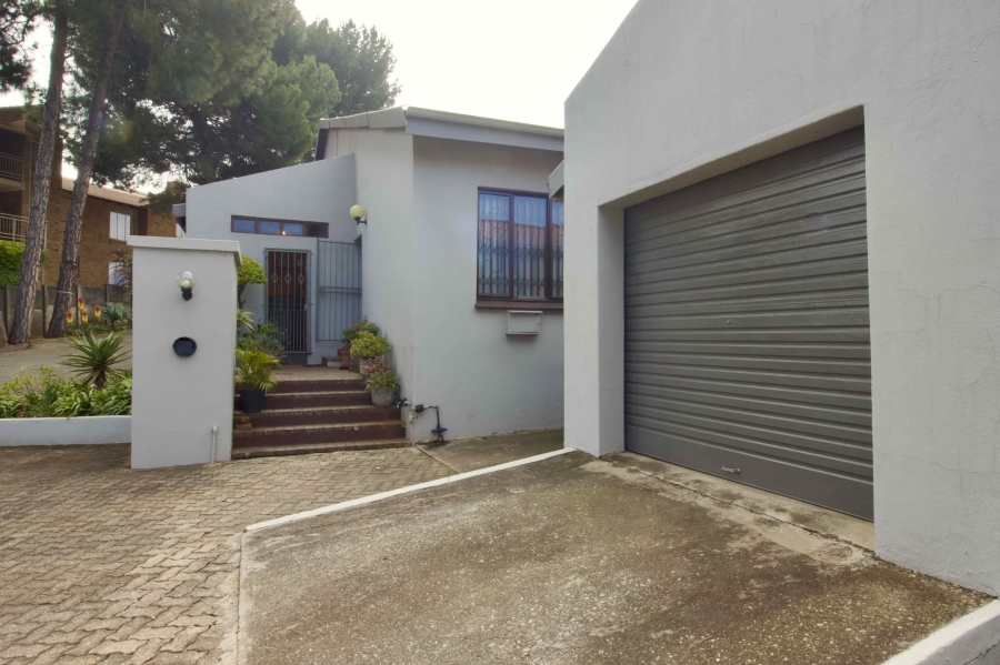 3 Bedroom Property for Sale in Die Hoewes Gauteng