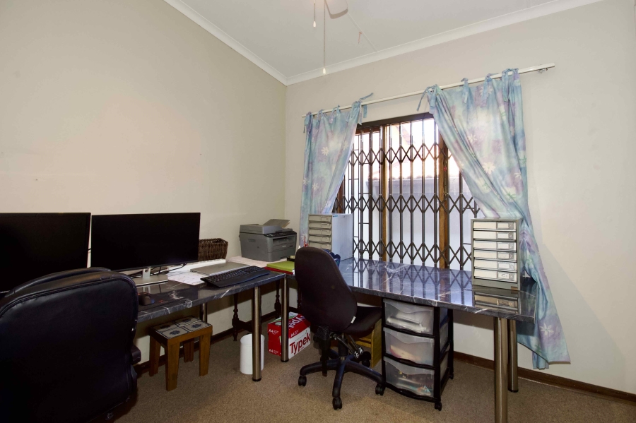 3 Bedroom Property for Sale in Die Hoewes Gauteng