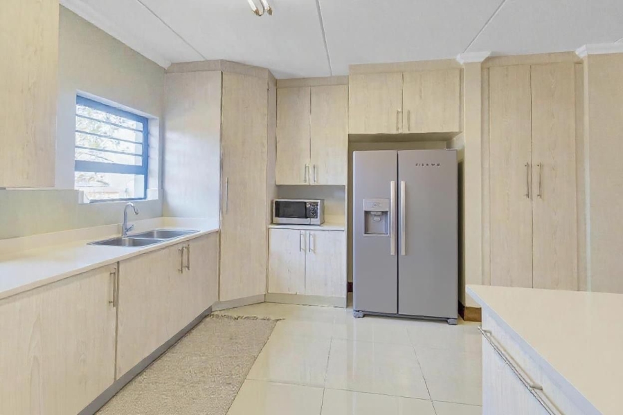 3 Bedroom Property for Sale in Crowthorne AH Gauteng