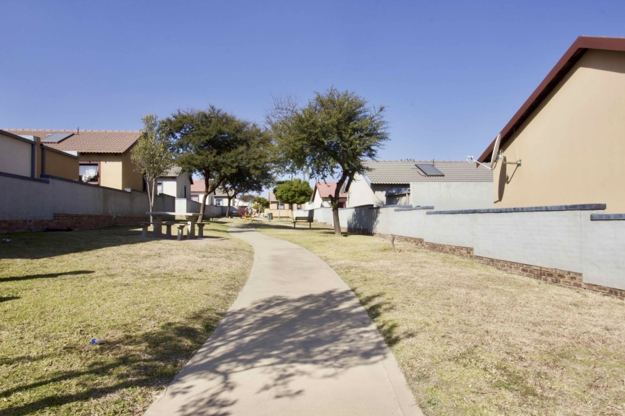 2 Bedroom Property for Sale in Kosmosdal Gauteng