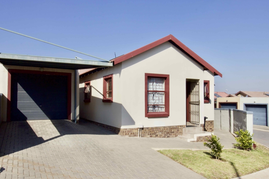 2 Bedroom Property for Sale in Kosmosdal Gauteng