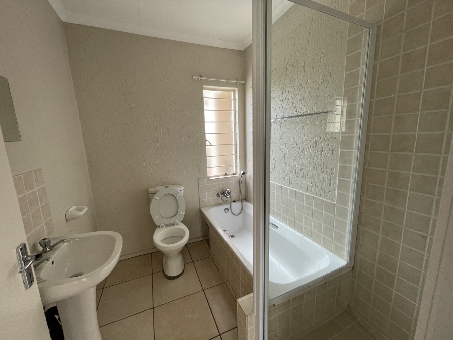 To Let 2 Bedroom Property for Rent in Klippoortje Gauteng