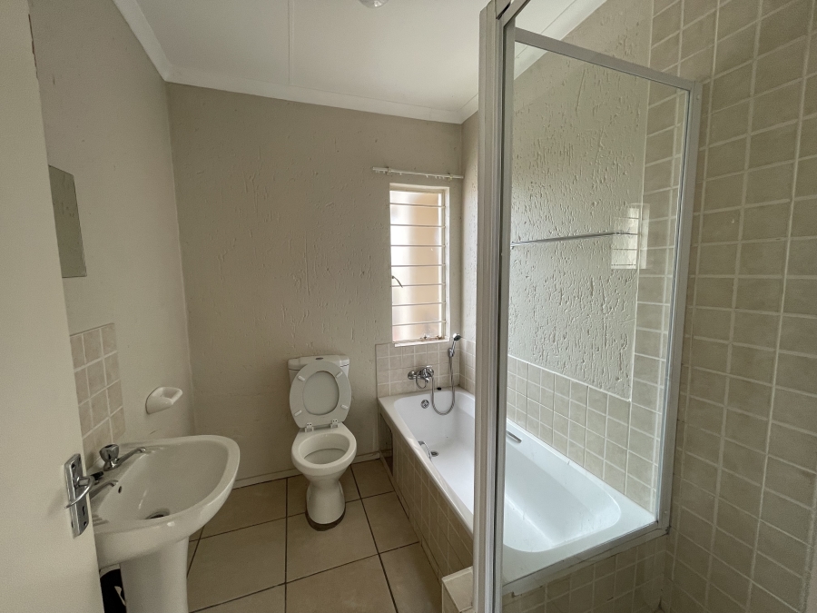 To Let 2 Bedroom Property for Rent in Klippoortje Gauteng