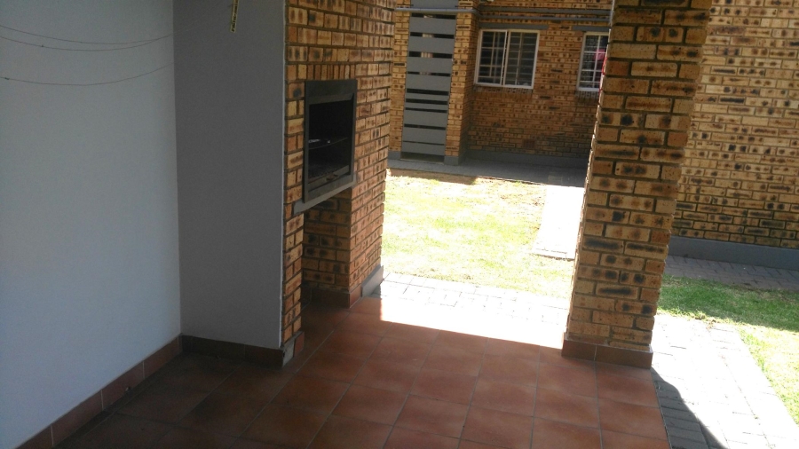 To Let 2 Bedroom Property for Rent in Sonneglans Gauteng