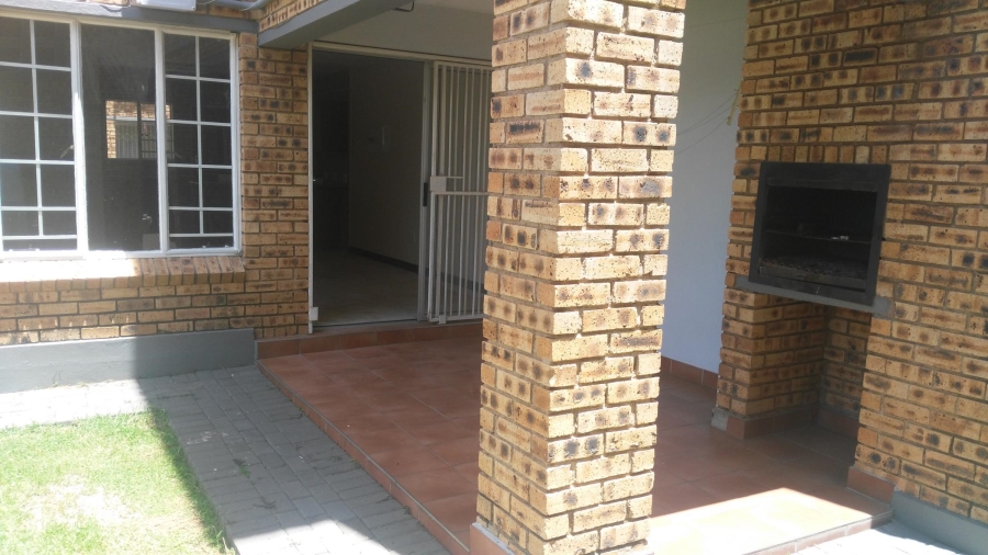 To Let 2 Bedroom Property for Rent in Sonneglans Gauteng