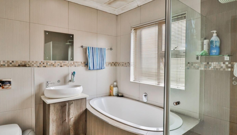5 Bedroom Property for Sale in Midstream Estate Gauteng