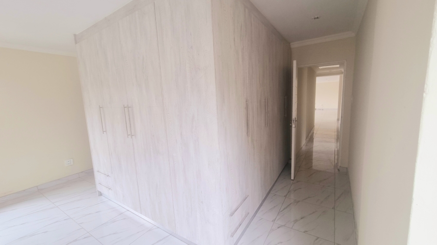 To Let 4 Bedroom Property for Rent in Glen Austin Gauteng