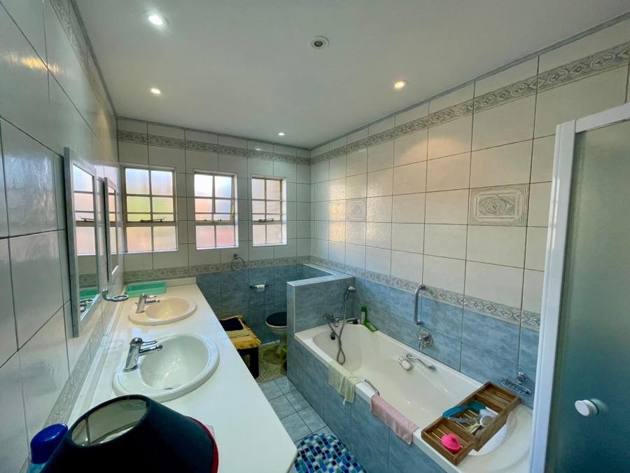 4 Bedroom Property for Sale in Groenkloof Gauteng