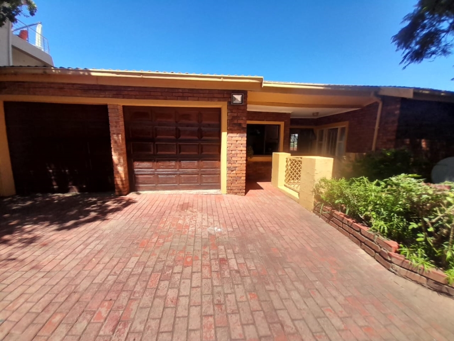 To Let 4 Bedroom Property for Rent in Helderkruin Gauteng
