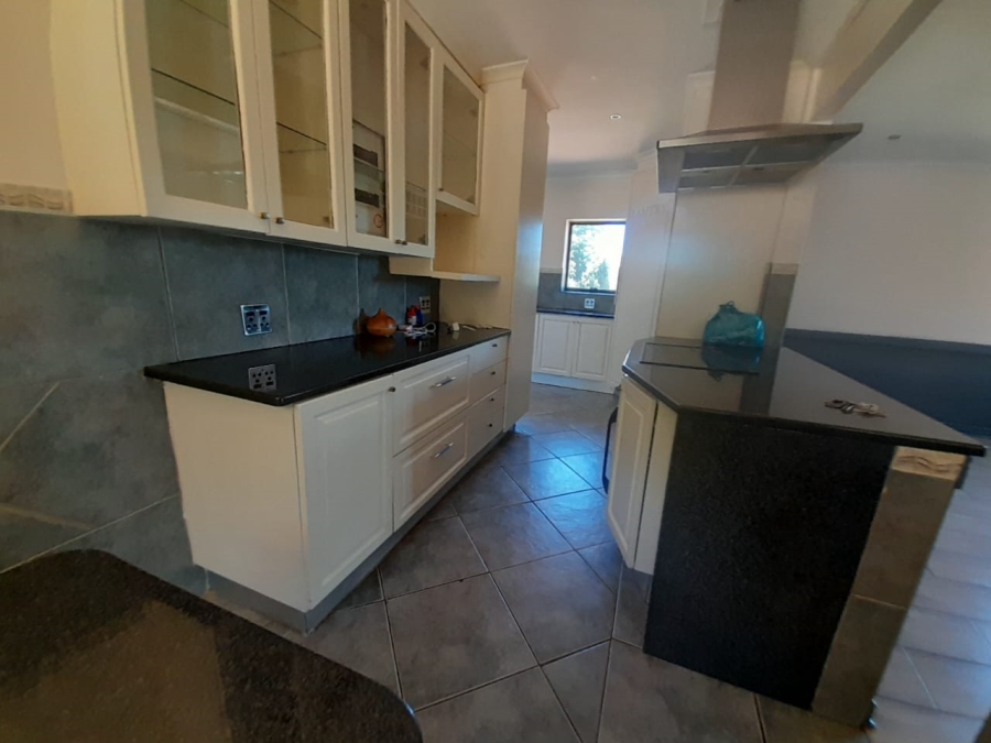 To Let 4 Bedroom Property for Rent in Helderkruin Gauteng