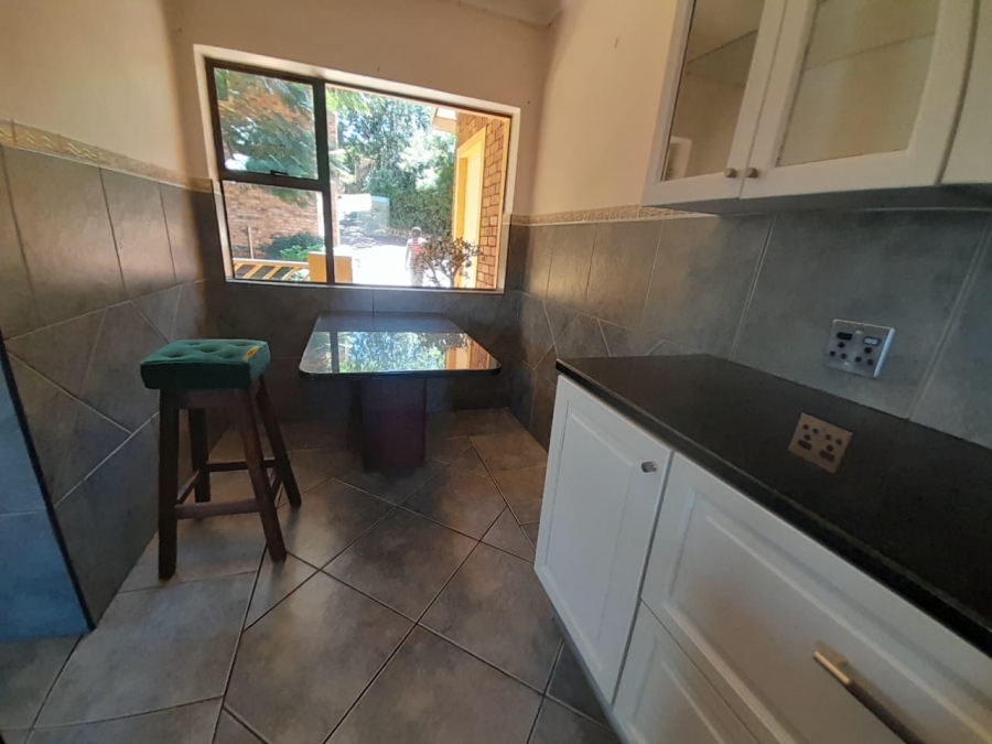To Let 4 Bedroom Property for Rent in Helderkruin Gauteng