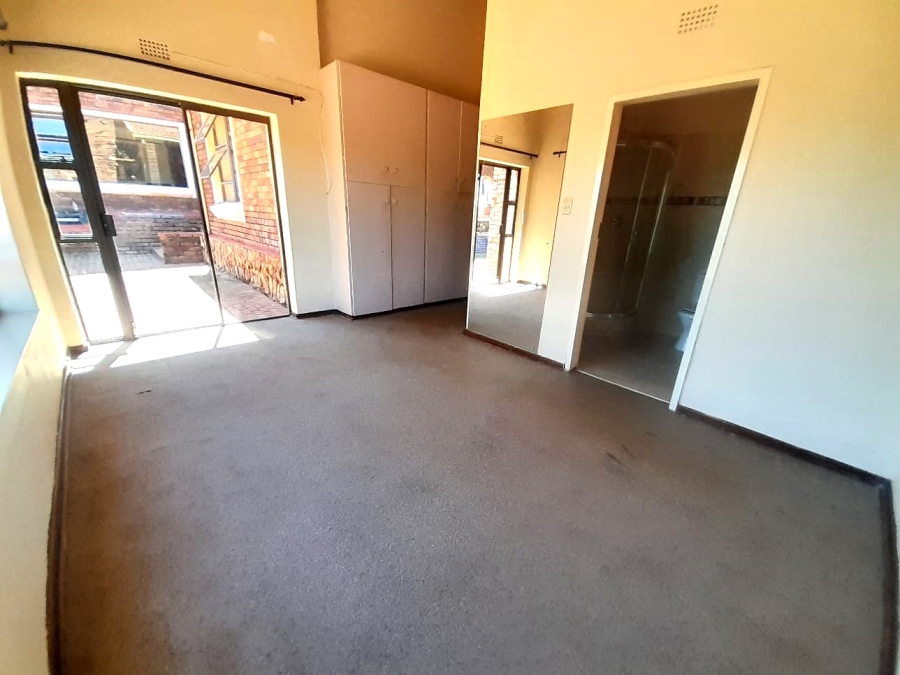To Let 4 Bedroom Property for Rent in Helderkruin Gauteng