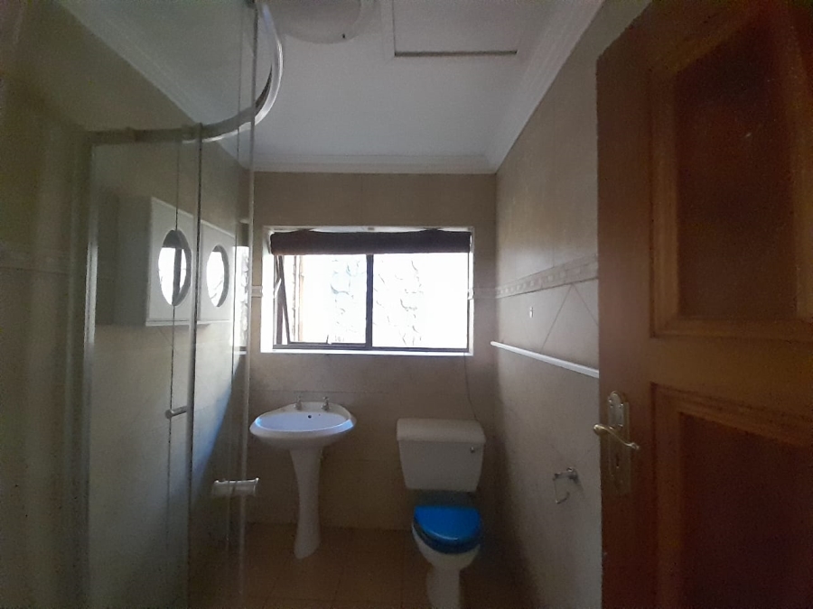 To Let 4 Bedroom Property for Rent in Helderkruin Gauteng