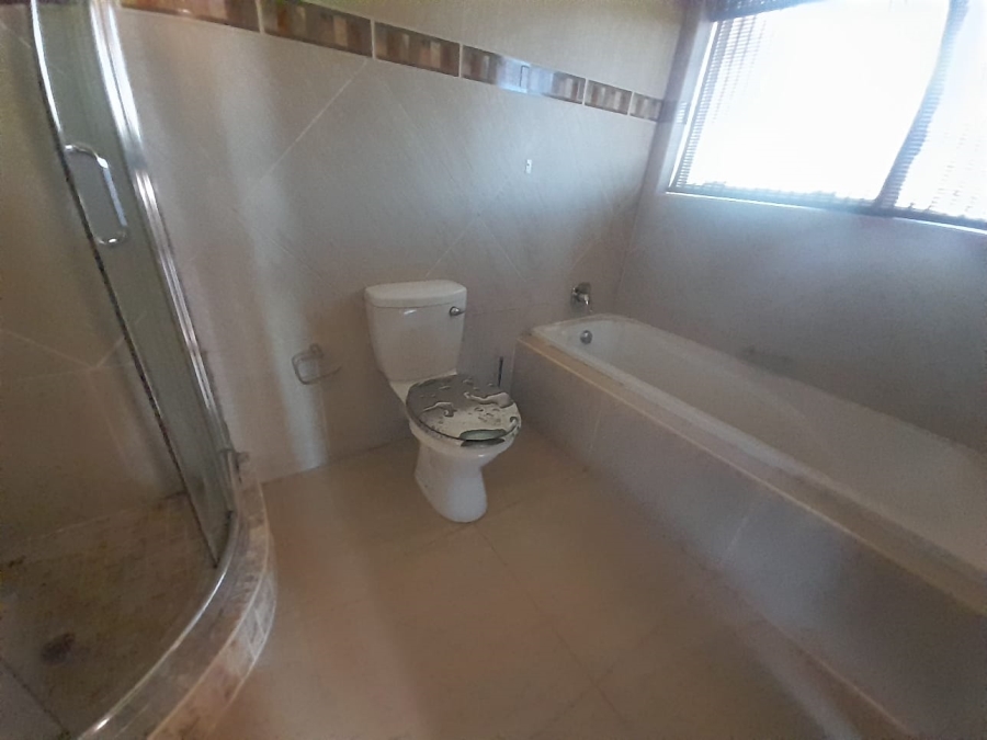 To Let 4 Bedroom Property for Rent in Helderkruin Gauteng