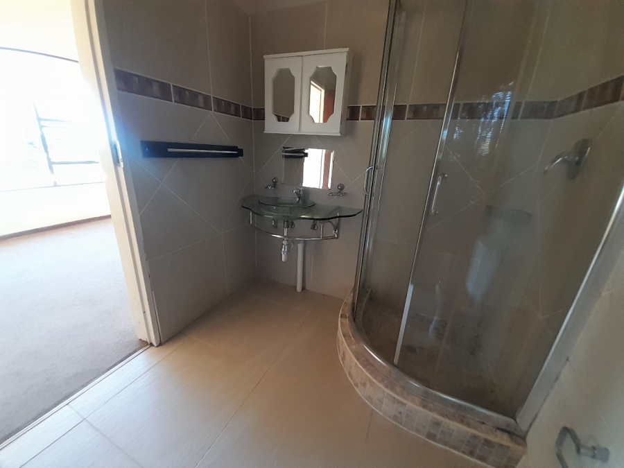 To Let 4 Bedroom Property for Rent in Helderkruin Gauteng