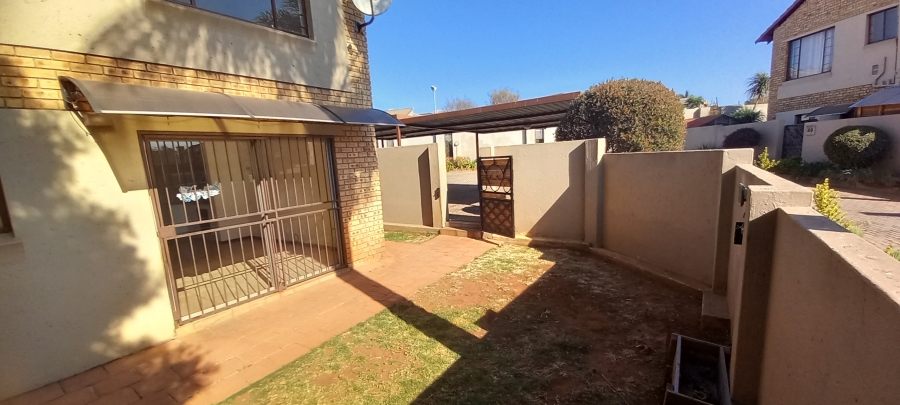 To Let 2 Bedroom Property for Rent in Noordheuwel Gauteng