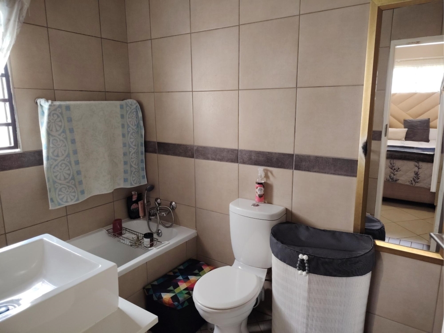 3 Bedroom Property for Sale in Monavoni Gauteng