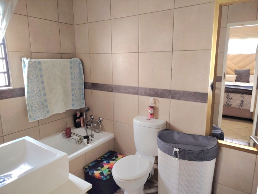 3 Bedroom Property for Sale in Monavoni Gauteng