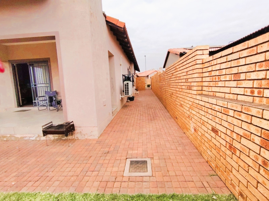 3 Bedroom Property for Sale in Monavoni Gauteng