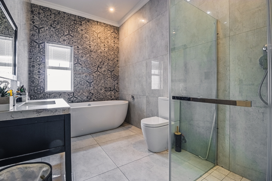5 Bedroom Property for Sale in Thorn Valley Estate Gauteng
