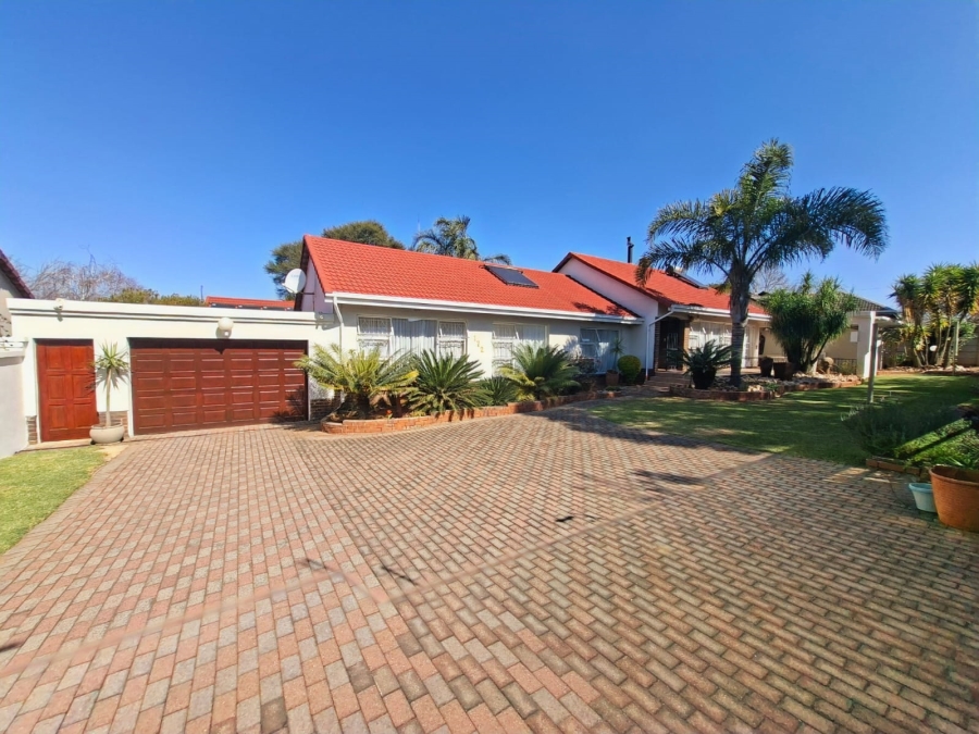 4 Bedroom Property for Sale in Constantia Kloof Gauteng