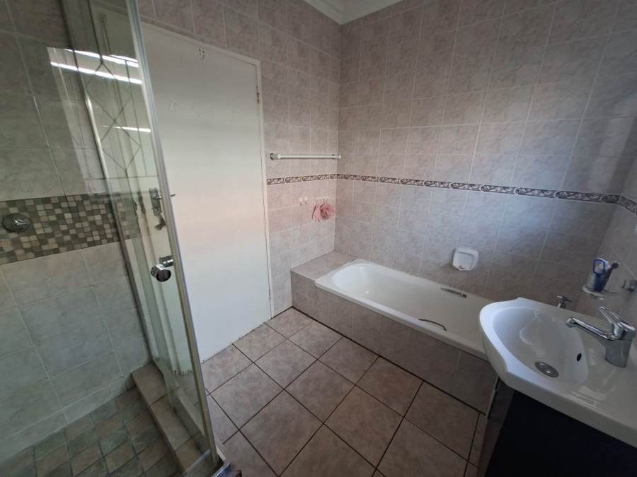 4 Bedroom Property for Sale in Constantia Kloof Gauteng
