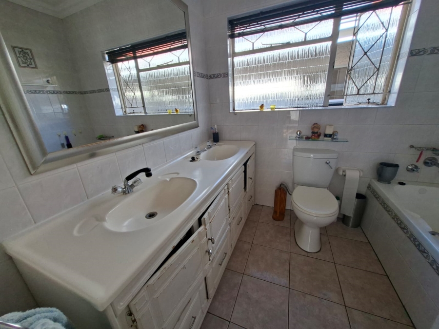 4 Bedroom Property for Sale in Constantia Kloof Gauteng