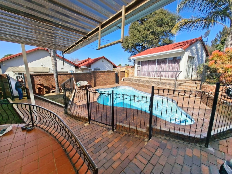 4 Bedroom Property for Sale in Constantia Kloof Gauteng