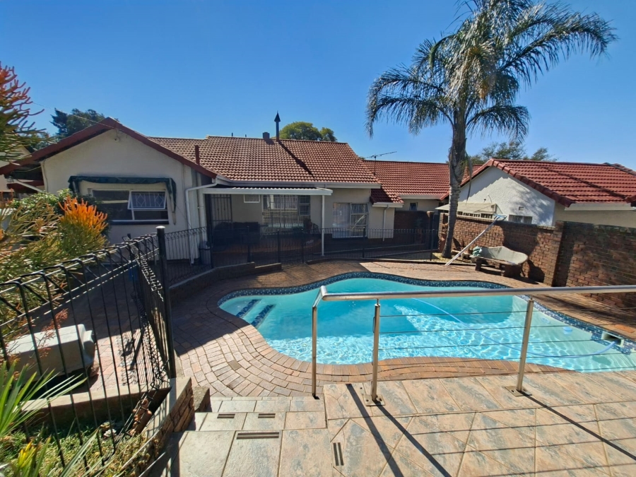 4 Bedroom Property for Sale in Constantia Kloof Gauteng