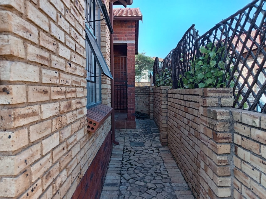 2 Bedroom Property for Sale in Florida Glen Gauteng